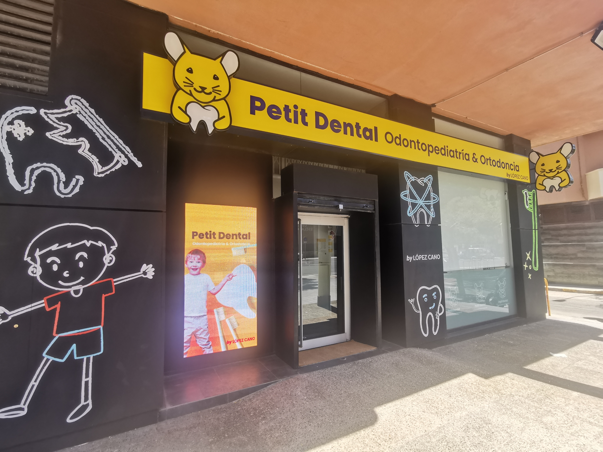 clínica petit dental en Cádiz